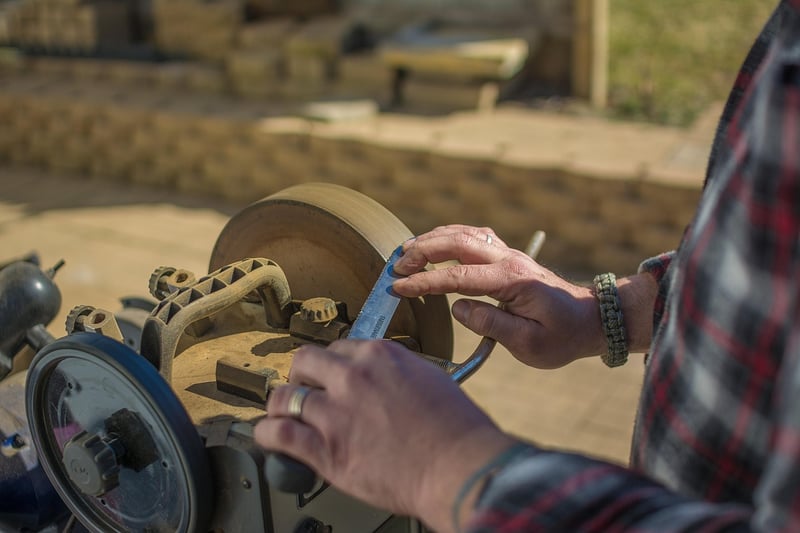 Sharpening knife with ceramic mug